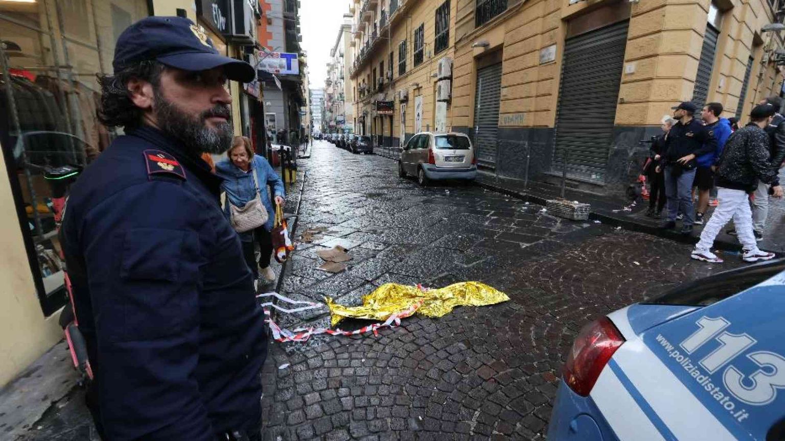 La morte di Emanuele e le pistole nelle mani dei bambini (messe dagli adulti)