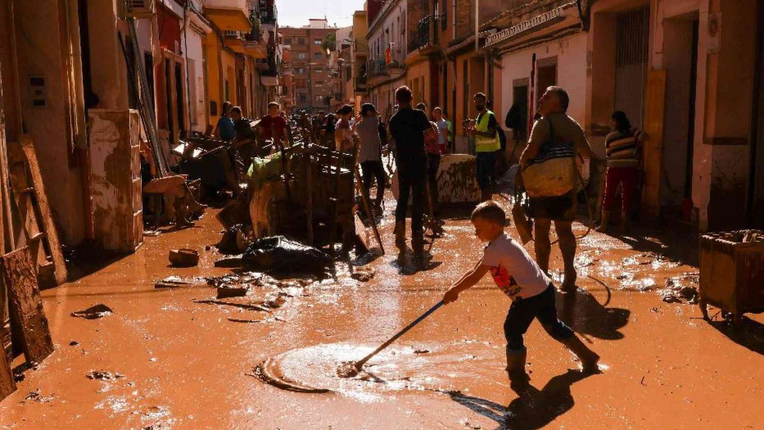 Valencia scava nel fango e piange oltre 200 vittime: «Non abbiamo più nulla»