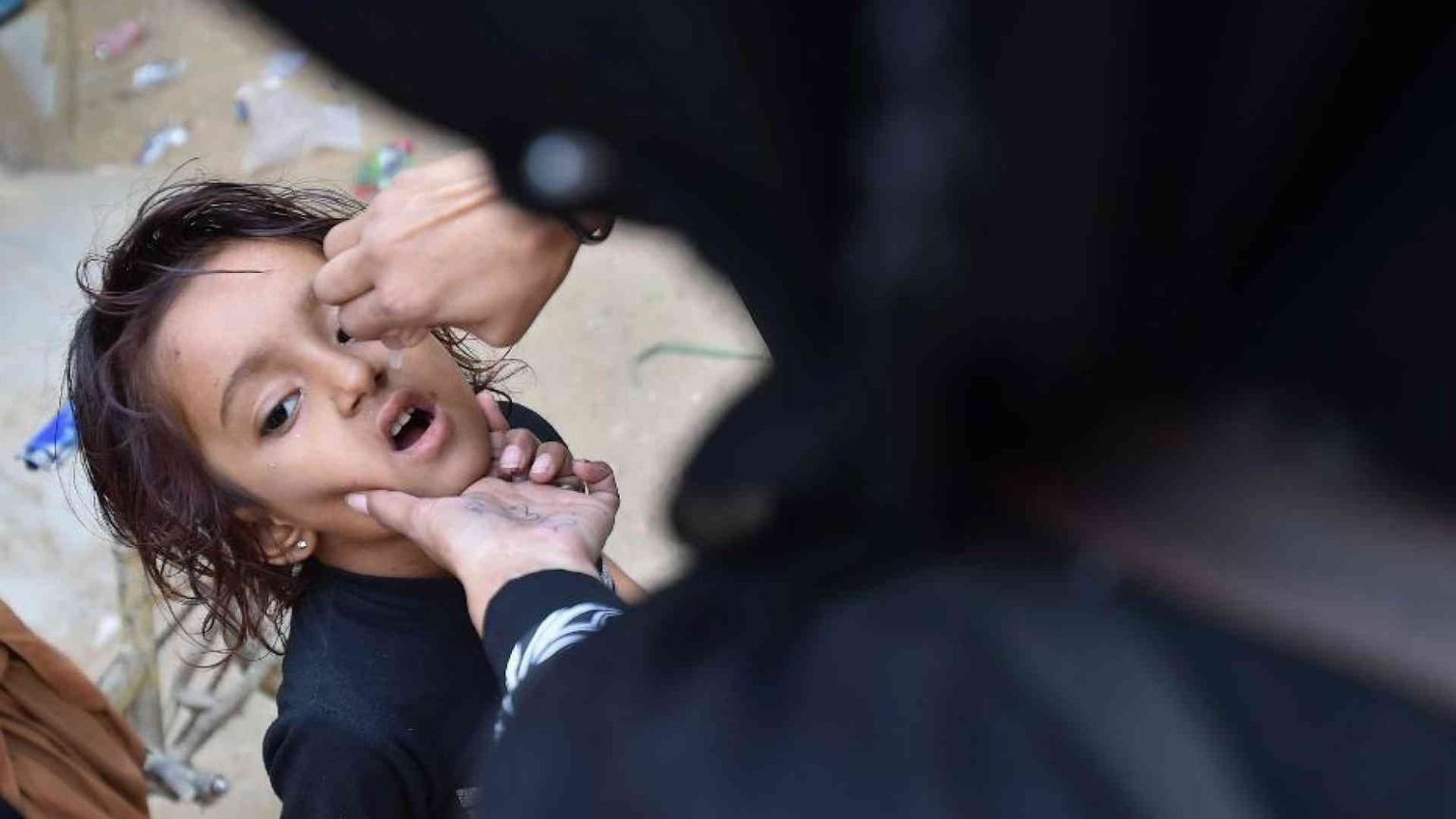 Bomba contro i vaccinatori anti polio, morti anche cinque bambini