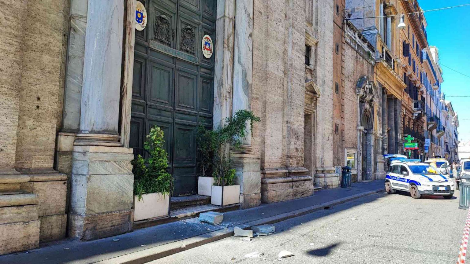 Crolla cornicione da San Giacomo, tragedia sfiorata a Roma