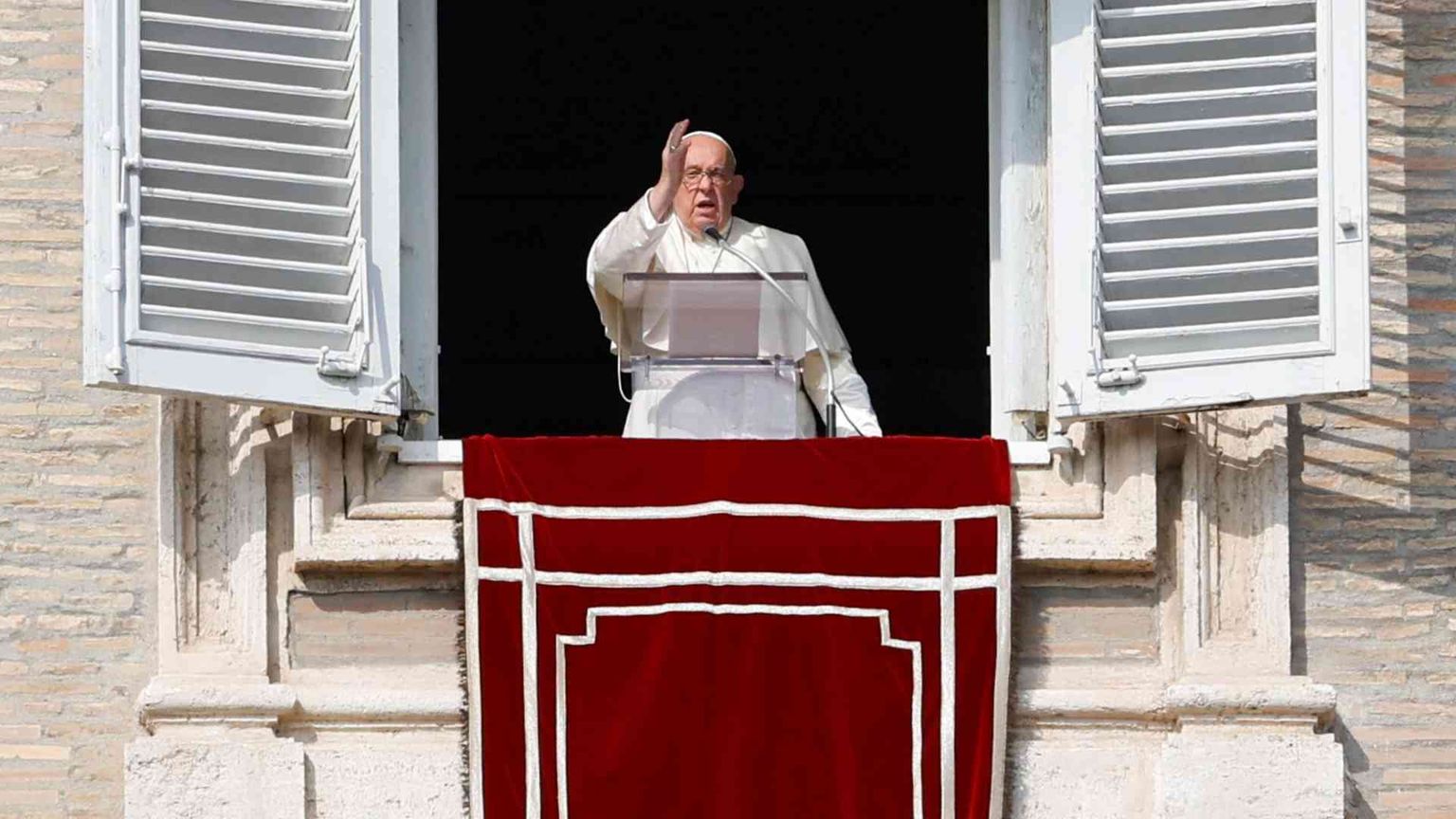 Il Papa all'Angelus: «La guerra è ignobile, è il trionfo della menzogna»