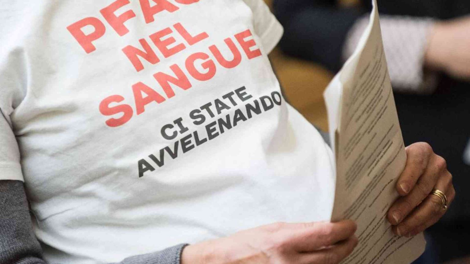 Dai giubbotti ai cartoni della pizza, anche l'Europa ora limita i Pfas