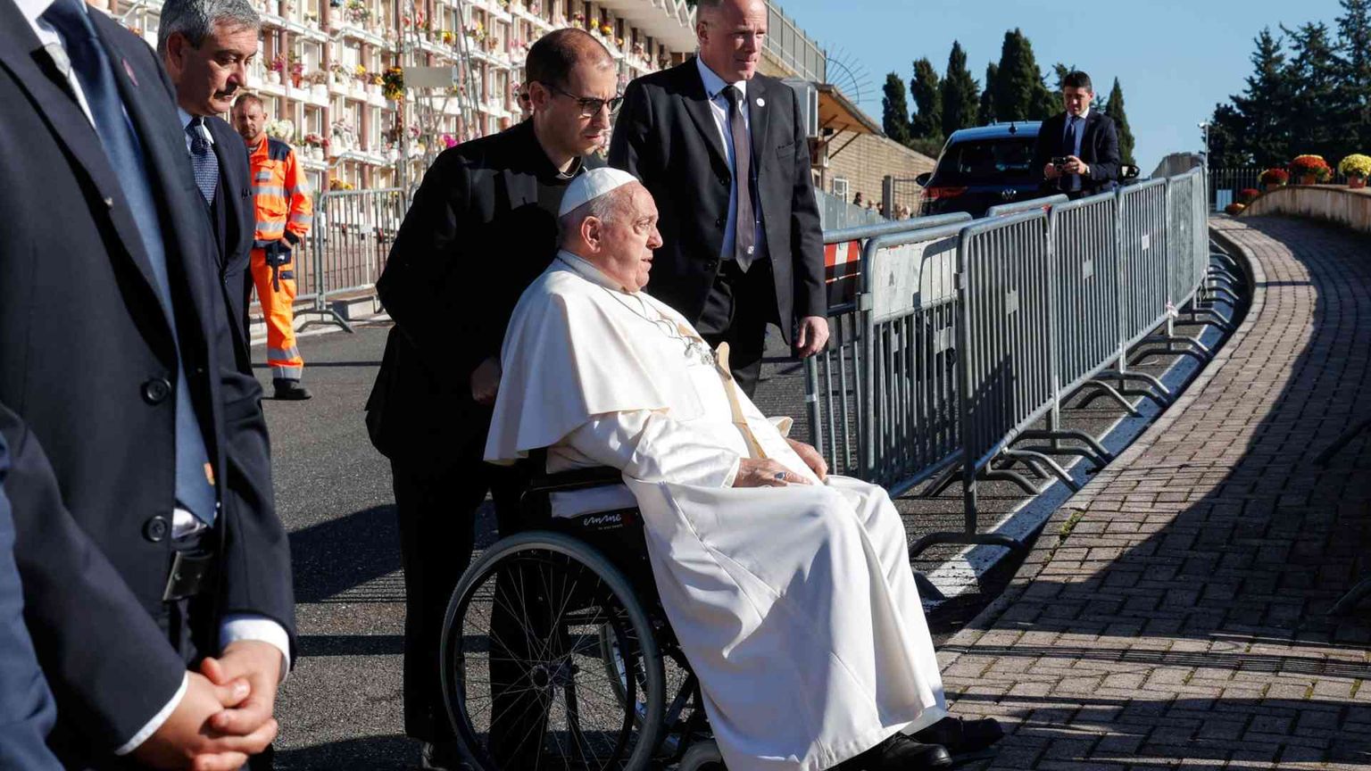 Il Papa al Cimitero Laurentino prega sulle tombe dei bambini non nati