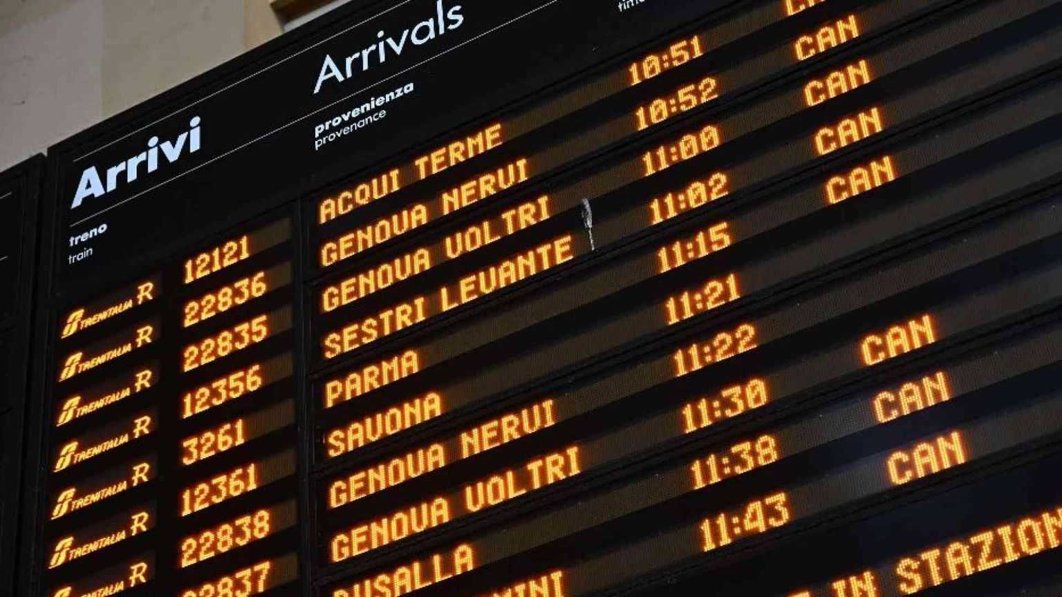 Il biglietto, il capotreno accoltellato, lo sciopero: cosa è successo a Genova