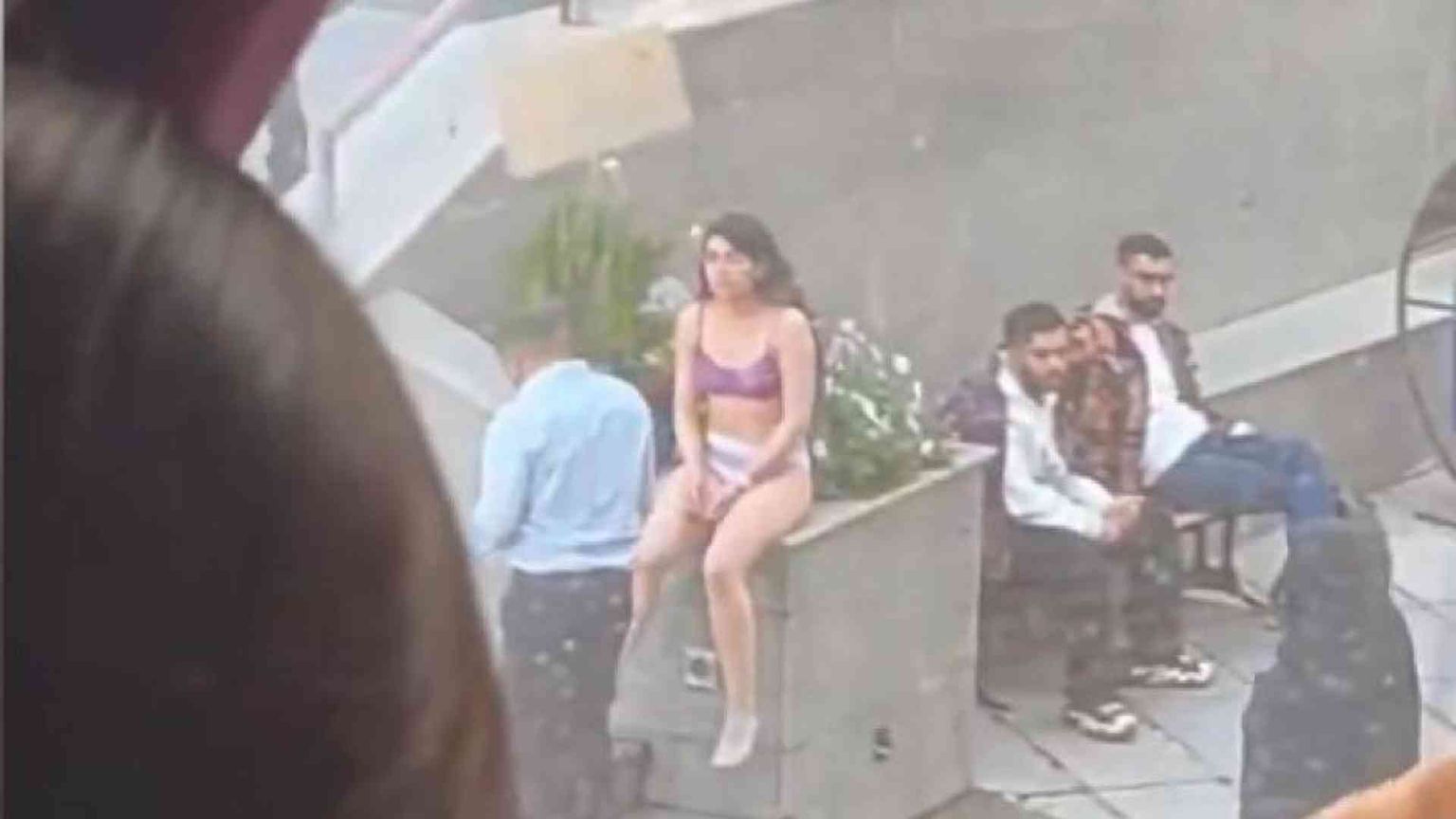 Senza abiti per protesta a Teheran: dov'è finita la studentessa-coraggio?