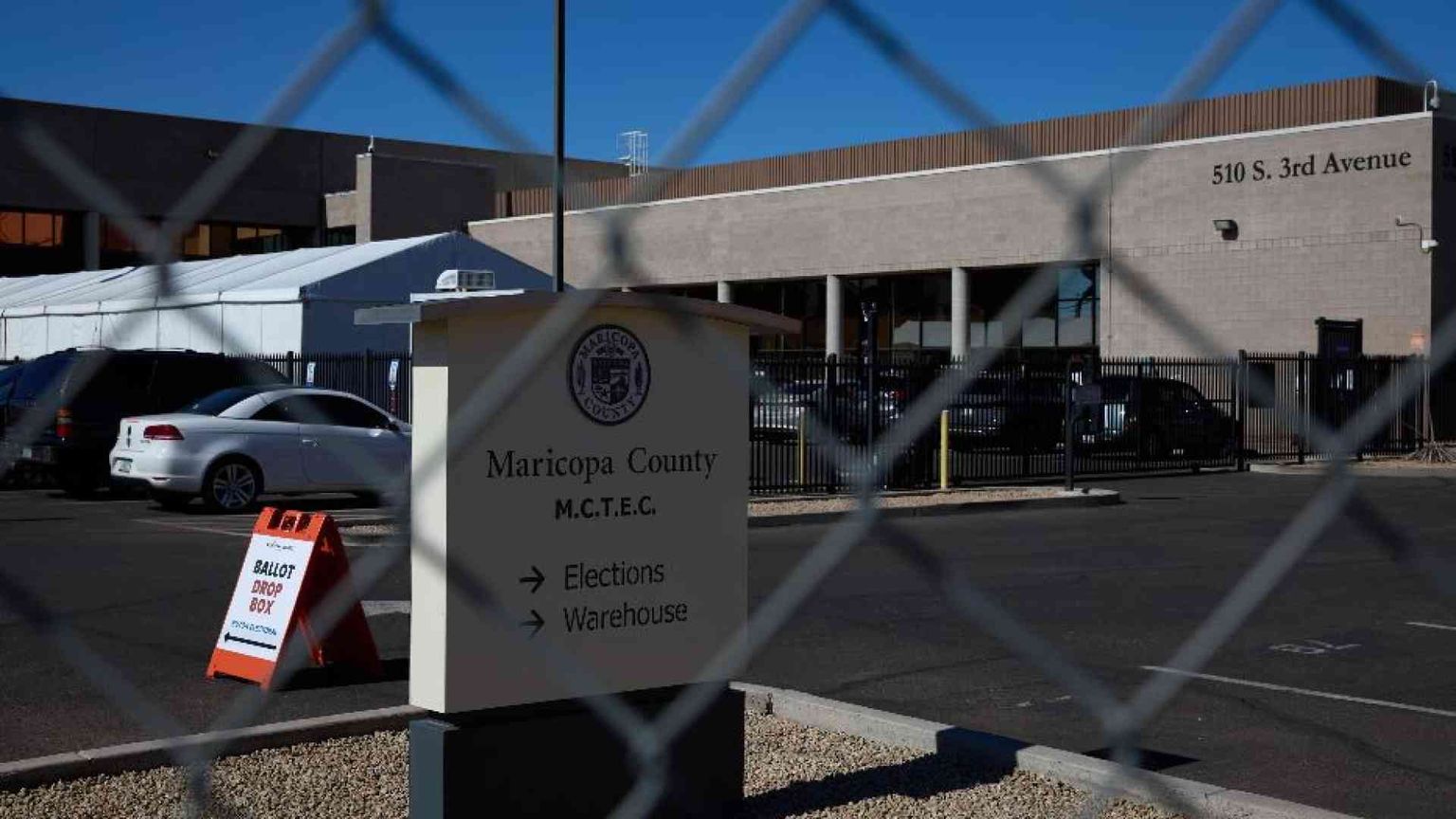 Stephen, il funzionario elettorale al seggio col giubbotto antiproiettile