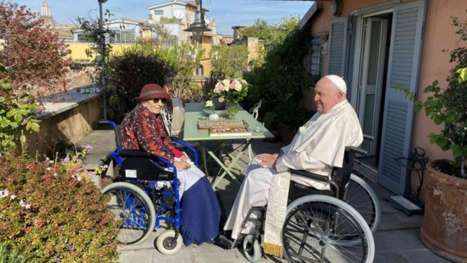 Il Papa è andato a trovare Emma Bonino: «Sorpresa enorme»