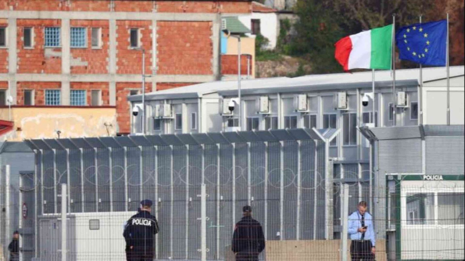 Sbarco e controlli per gli 8 migranti della Libra: cosa succederà stavolta?