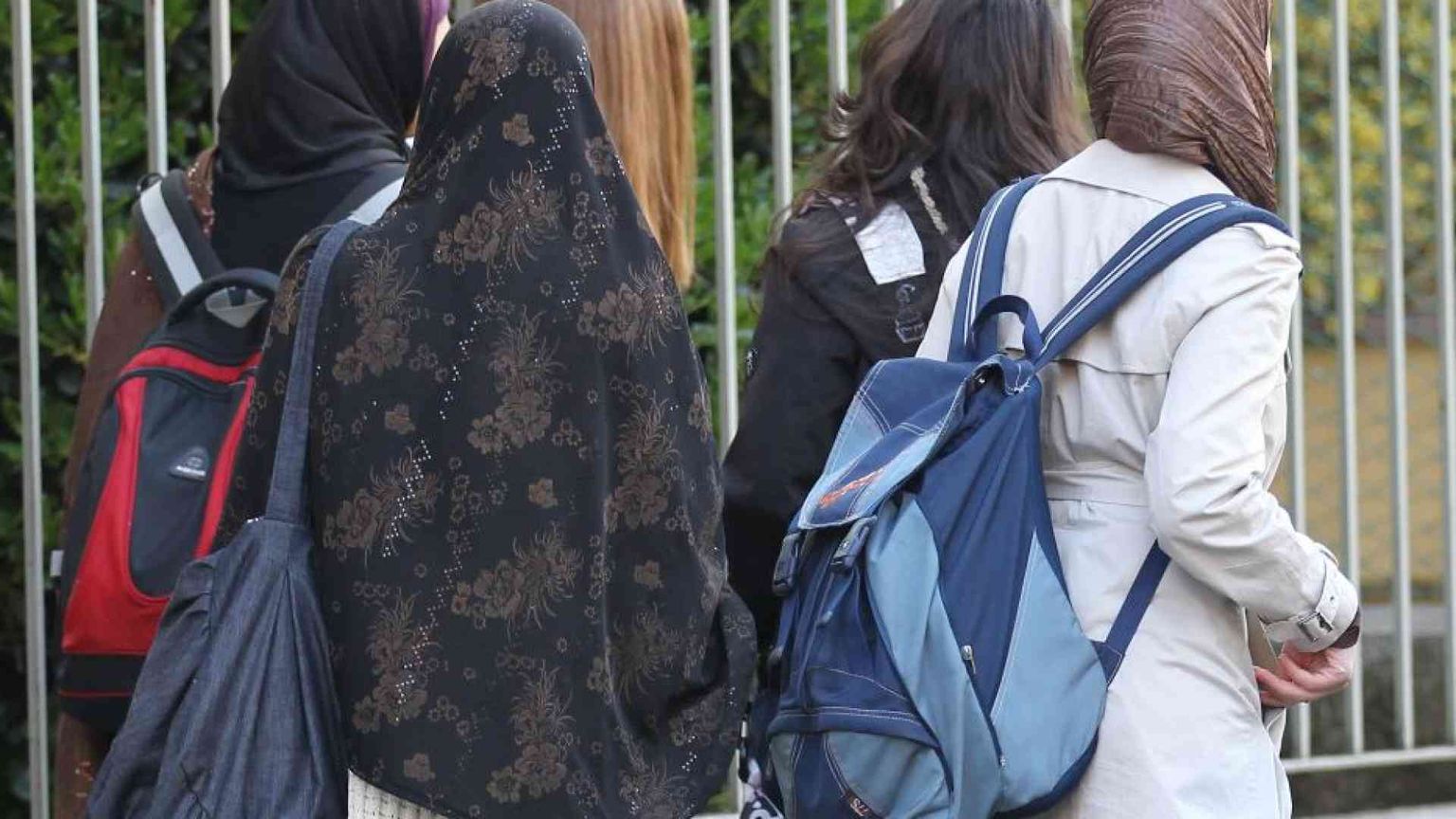 «Scimmia». «Puzzi». Storie di ordinario razzismo (ma anche di solidarietà)