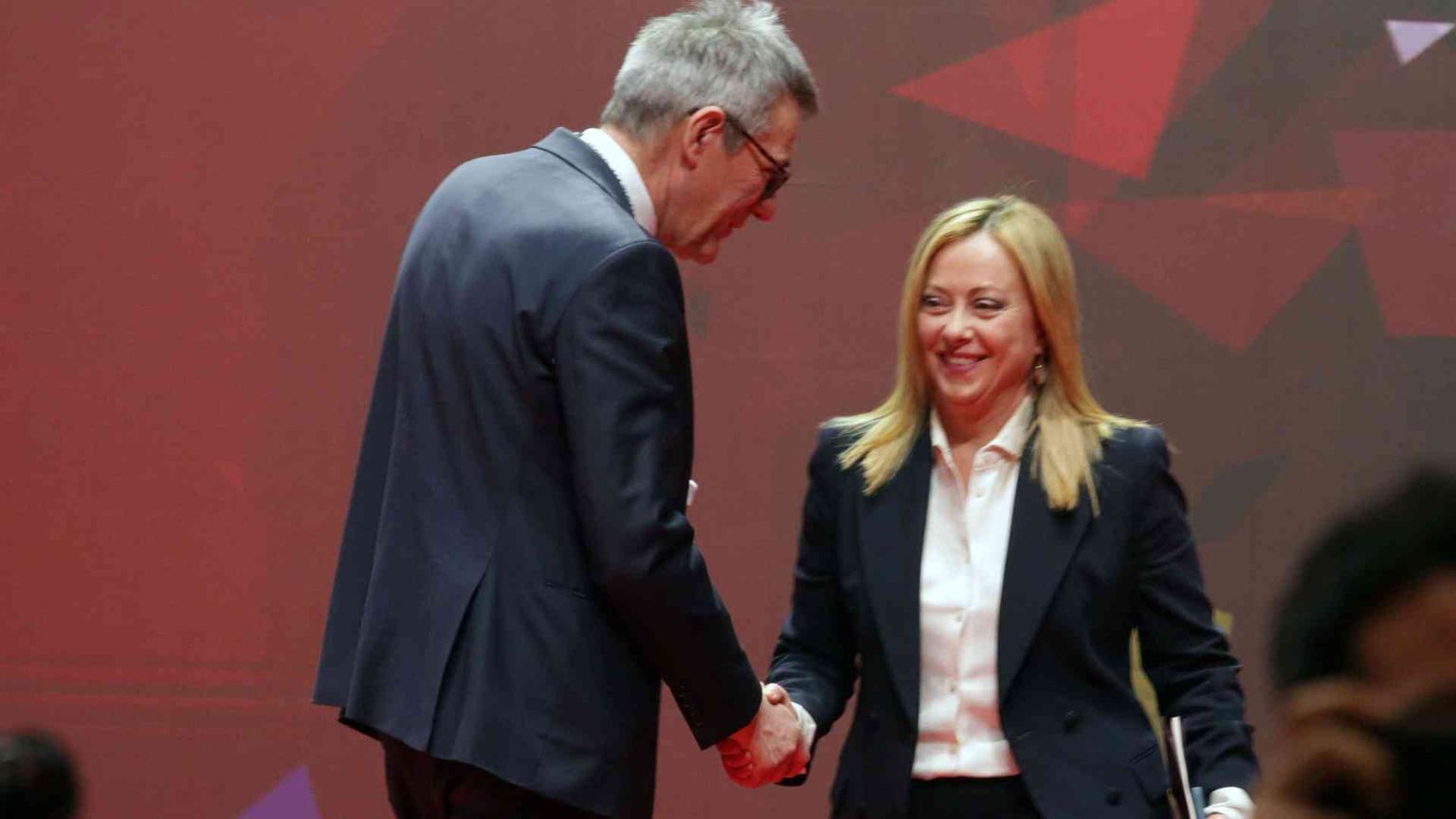 Meloni: noi meglio di sinistra al caviale. Schlein: da lei ricino