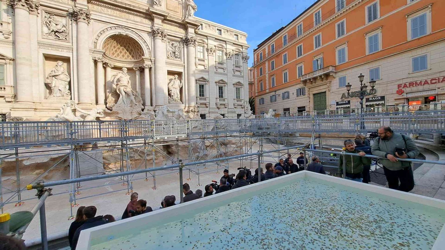 Nuova passerella sulla fontana di Trevi. Gualtieri: «Prospettiva spettacolare»