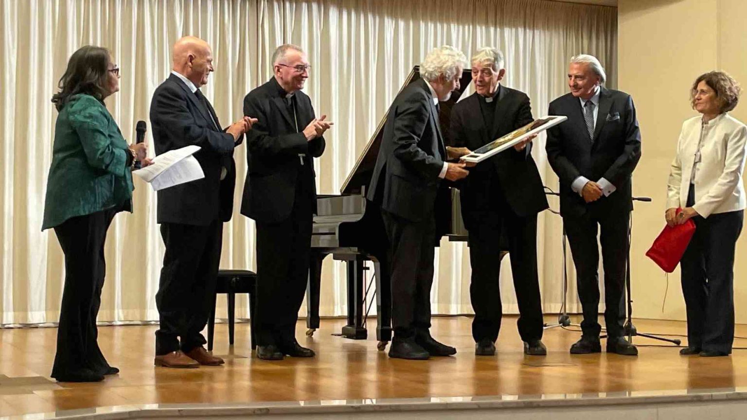 Il premio Cardinale Sivestrini per la pace a Nicola Piovani