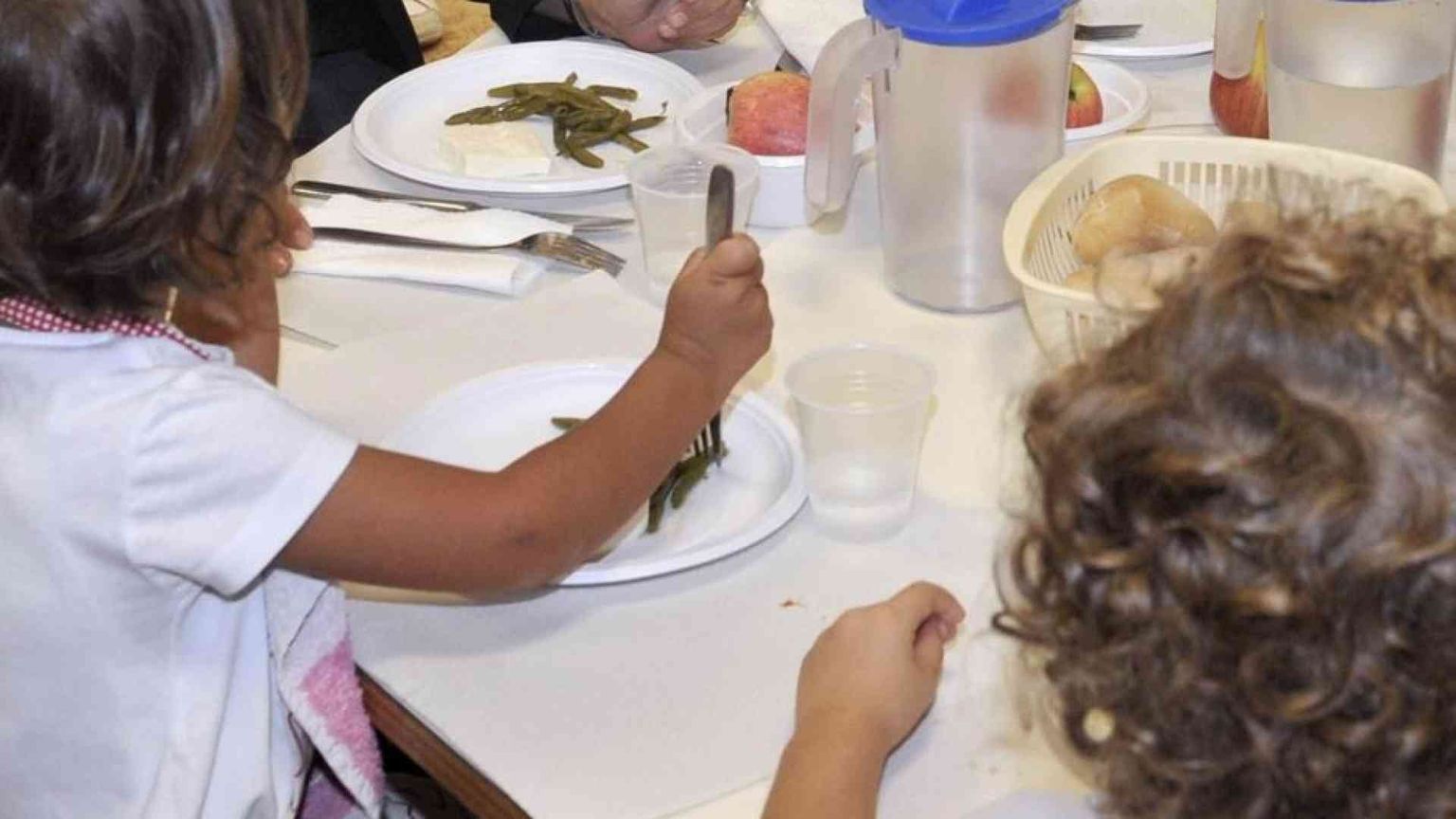 Metà del cibo delle mense scolastiche finisce nella spazzatura