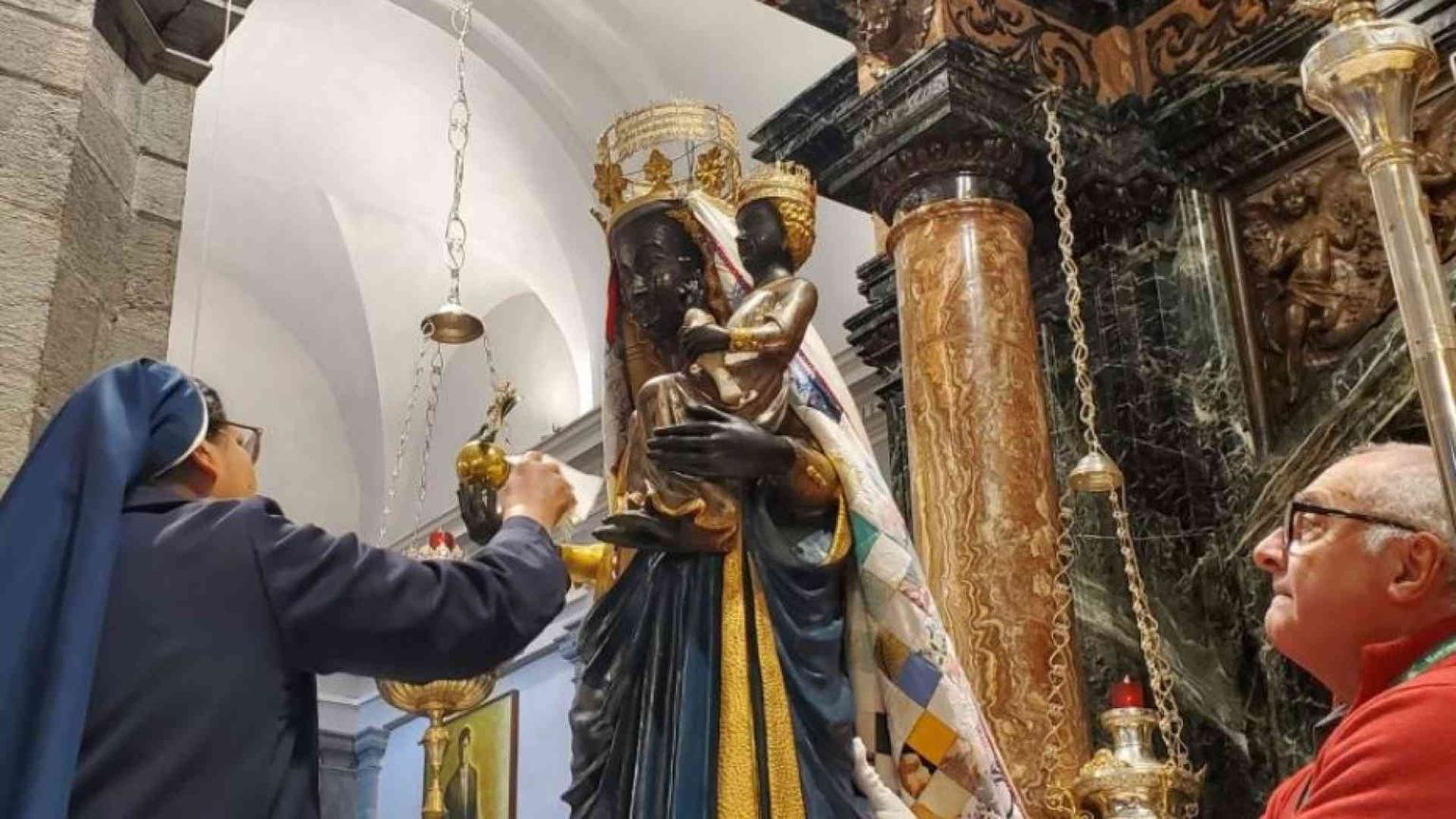 A Oropa la carezza alla Madonna