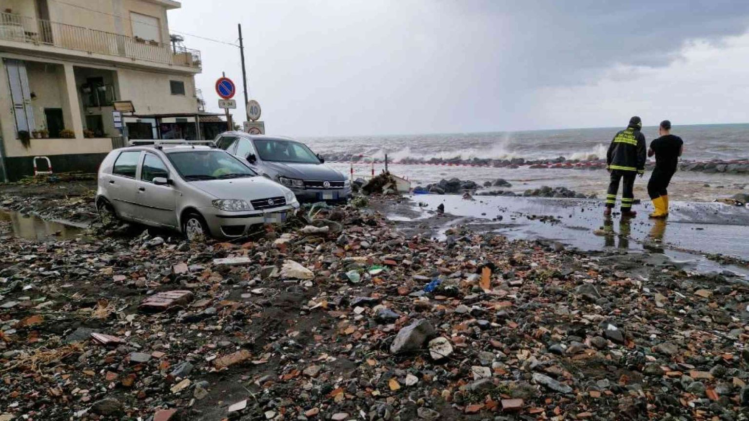 Auto trascinate e strade come fiumi: la Sicilia è finita sott'acqua