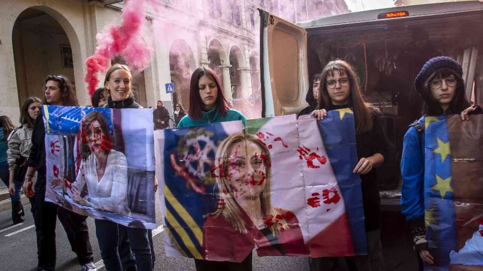 Gli studenti contro il governo: scontri a Torino e 20 poliziotti feriti