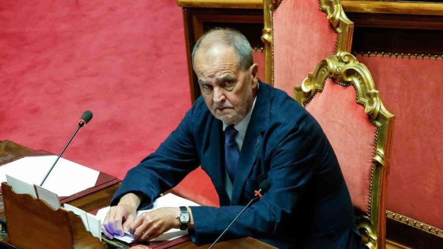 Calderoli alza i toni: «Ora correttivi, poi opposizioni tacciano». Ira Pd