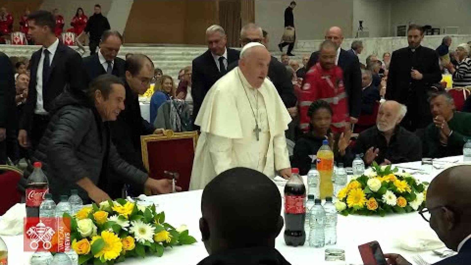 Il Papa: davanti alle povertà i cristiani non si girano dall'altra parte