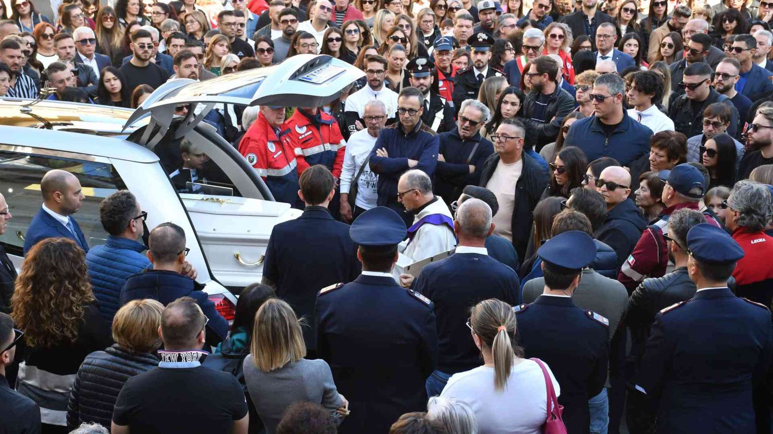 "Margaret, il nostro angelo": i funerali della 22enne morta sotto i ferri