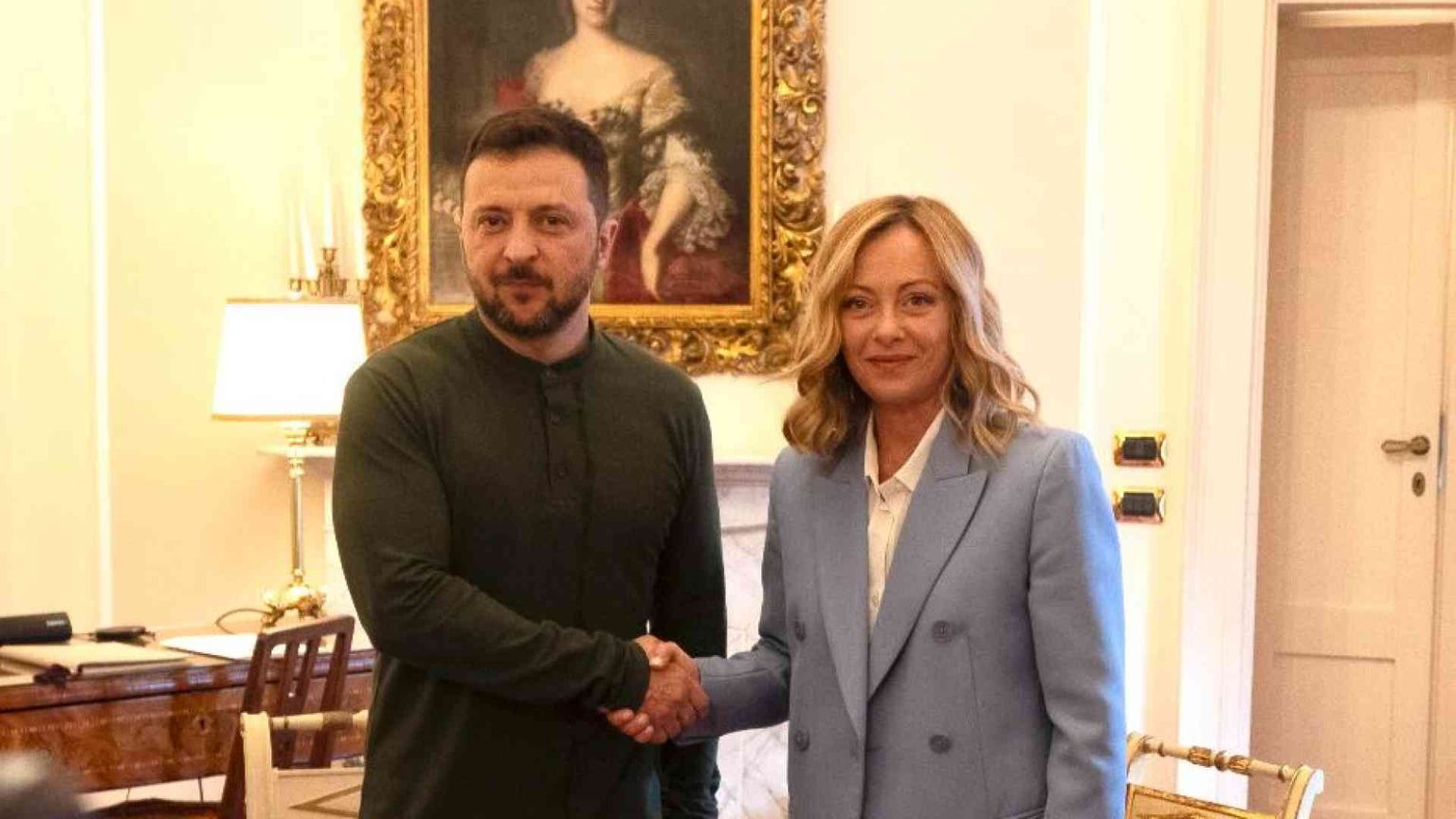 Da Meloni messaggio a Trump: restiamo uniti su Kiev. Roma conferma l'invio di armi