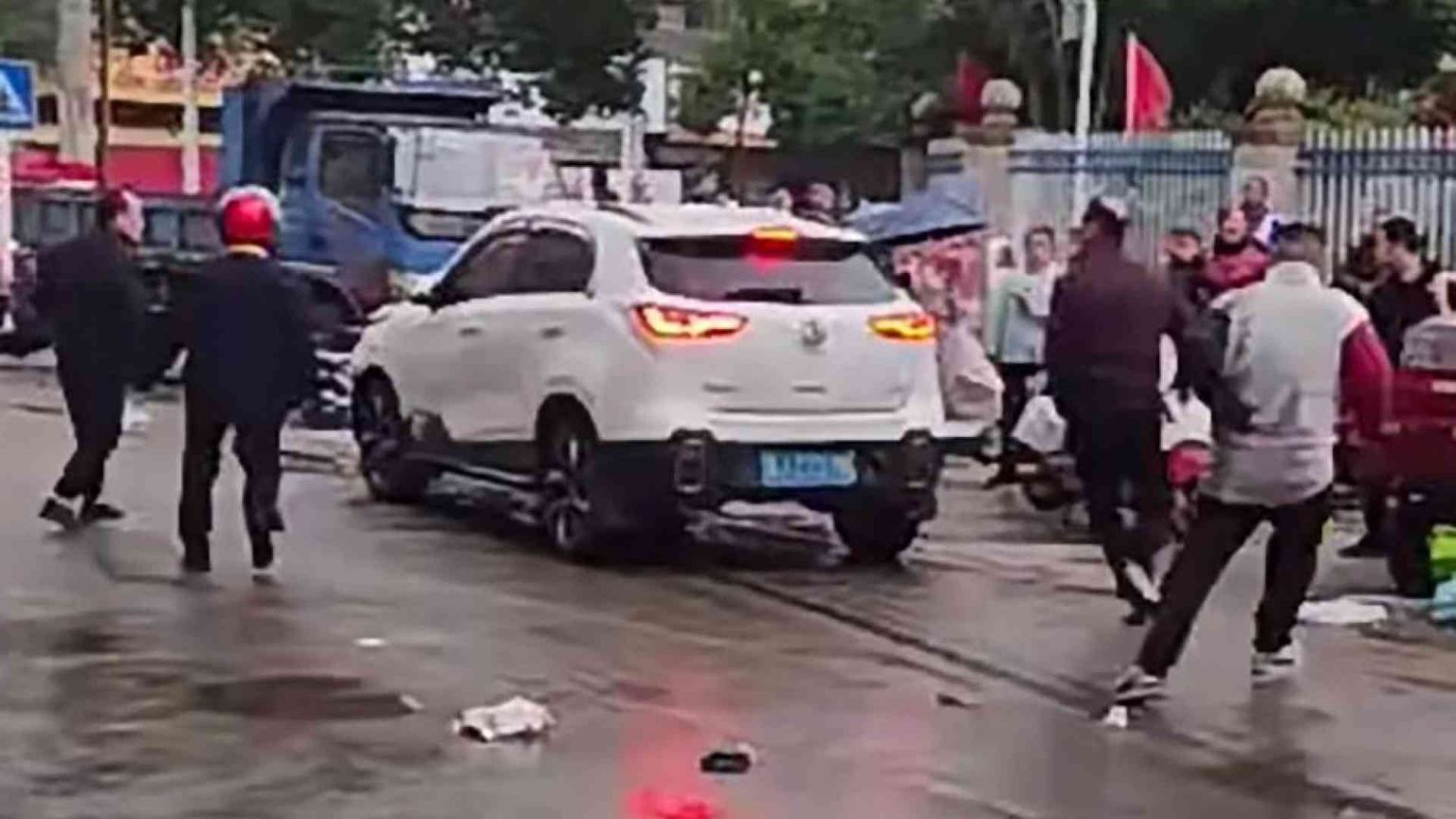 Auto investe alunni di una scuola. A una settimana dalla strage di Zhuhai