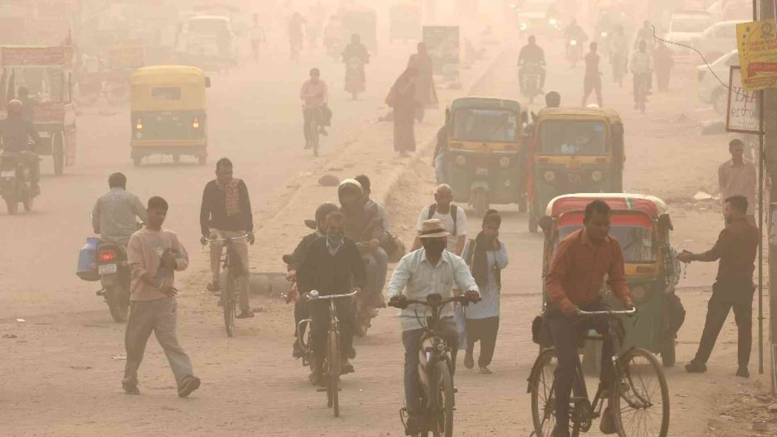 Scuole e cantieri chiusi, uffici a «metà»: a New Delhi lo smog a livello record