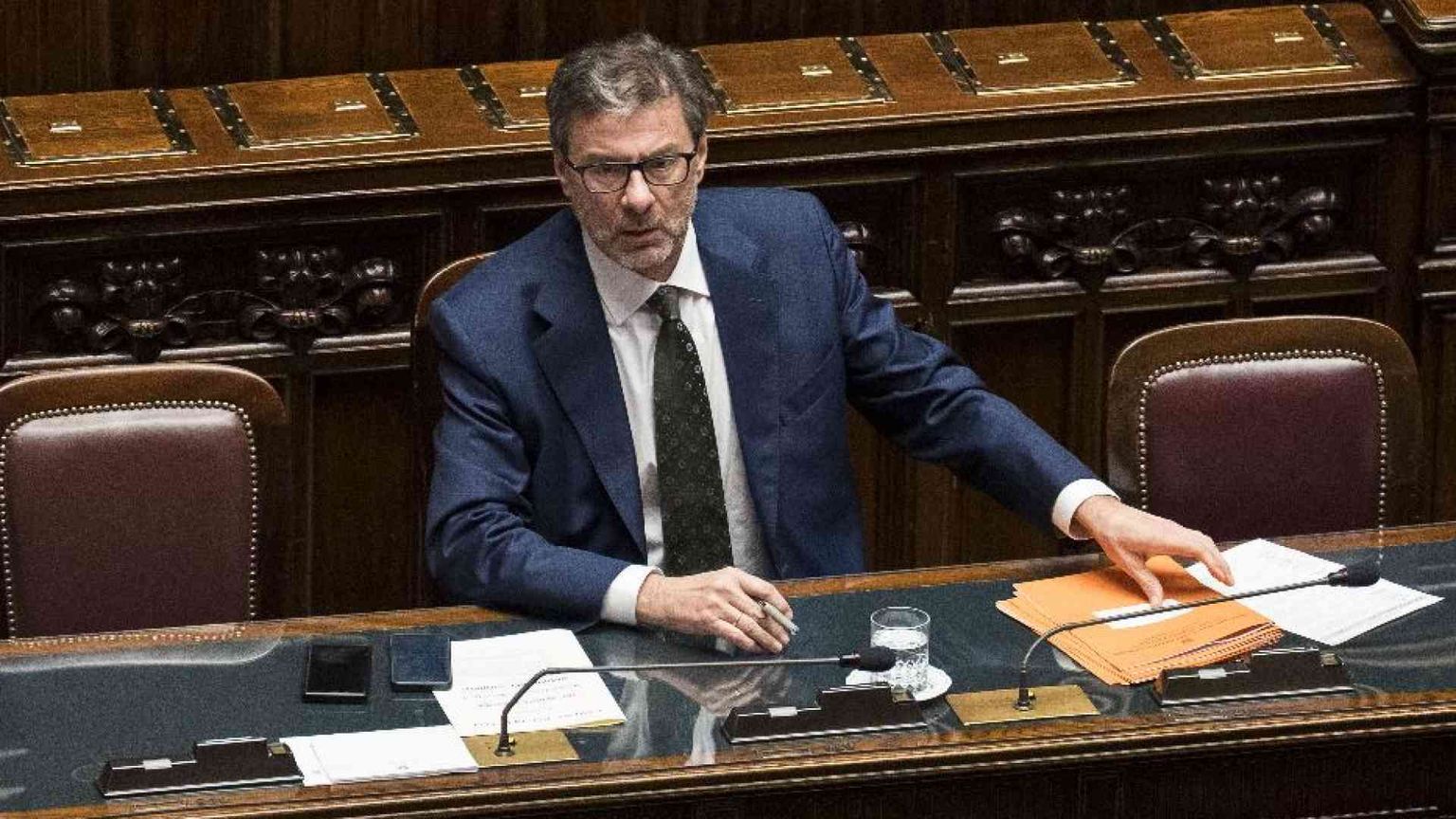 Giorgetti: «Tutti aiutino la crescita»