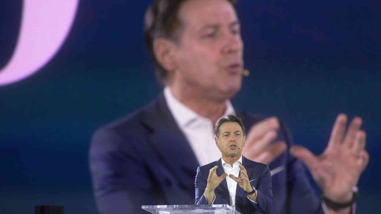 Conte cancella l'era Grillo: «Ora una nuova rotta»