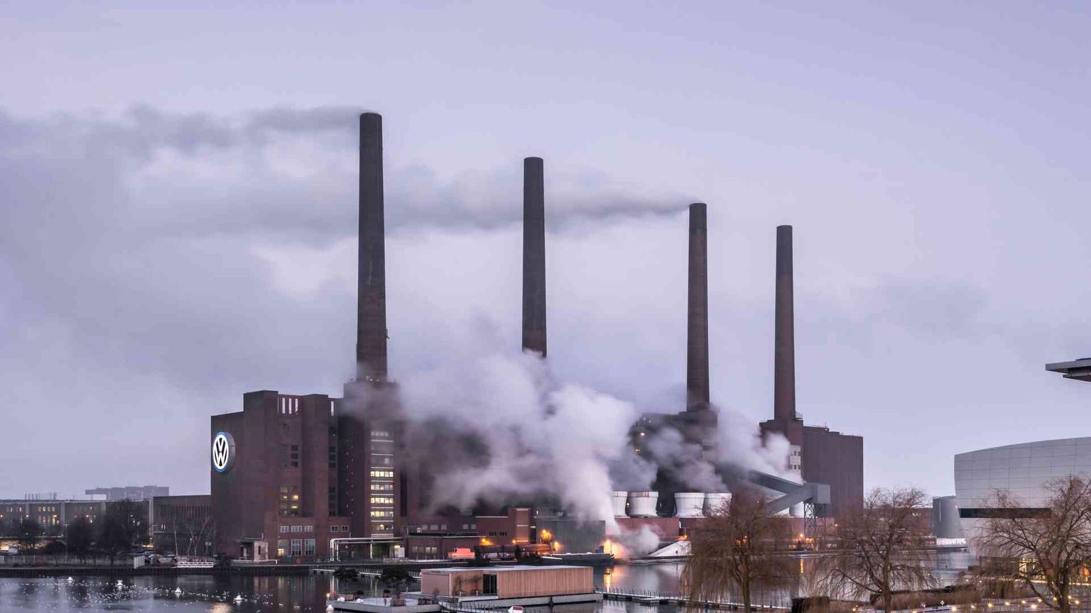 La preghiera (in fabbrica) per la salvezza di Volkswagen