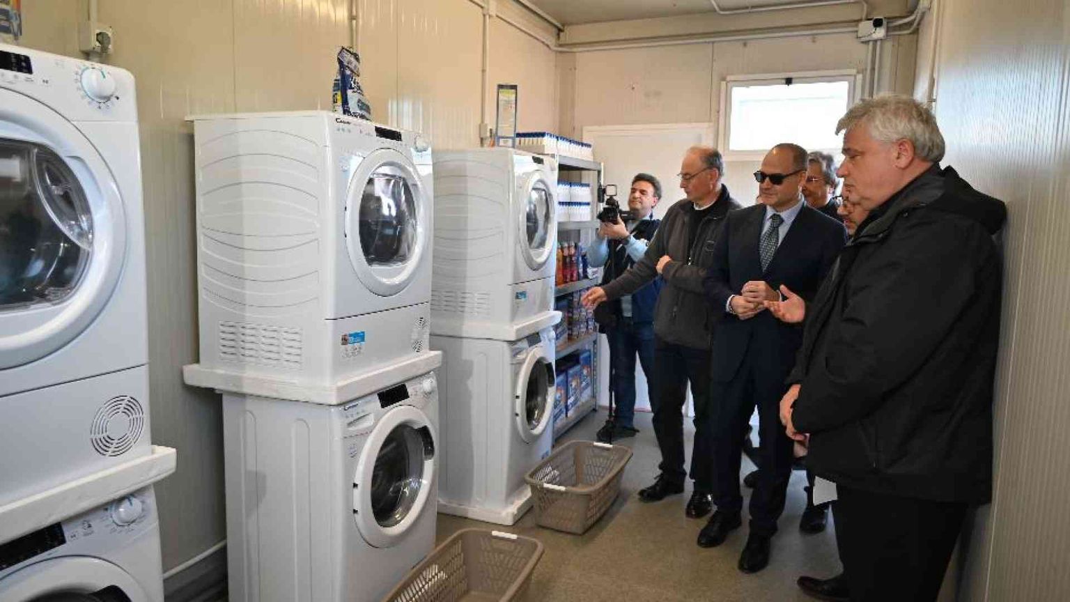 Nella tendopoli di San Ferdinando ha aperto la (settima) lavanderia del Papa