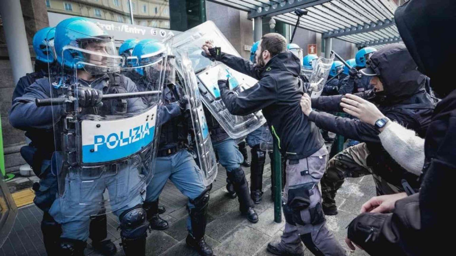 A Torino arrivano anche gli antagonisti. Scontri con la polizia