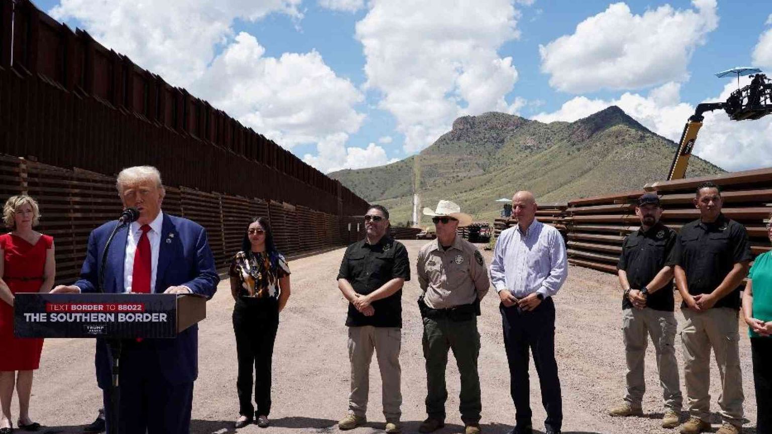 Trump pronto alla grande retata, inventa l’auto-espulsione