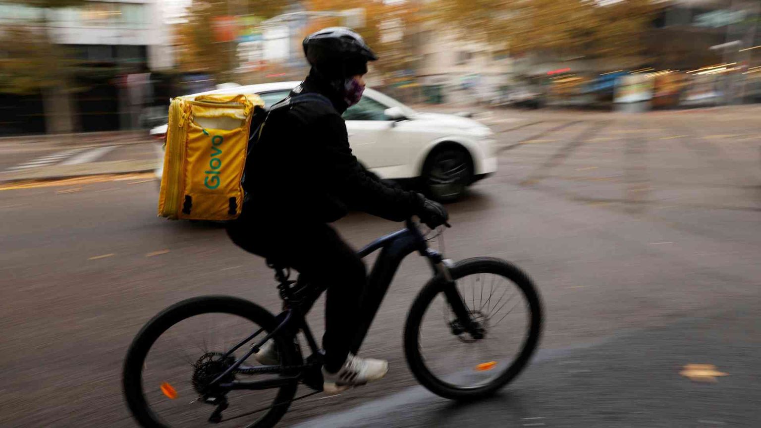 Glovo costretta ad assumere i suoi 15mila rider in Spagna