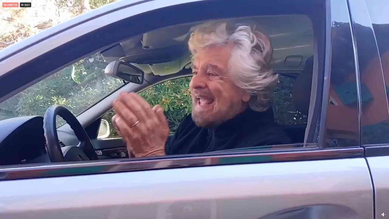 Grillo: «Il Movimento è morto». Per il simbolo sarà battaglia