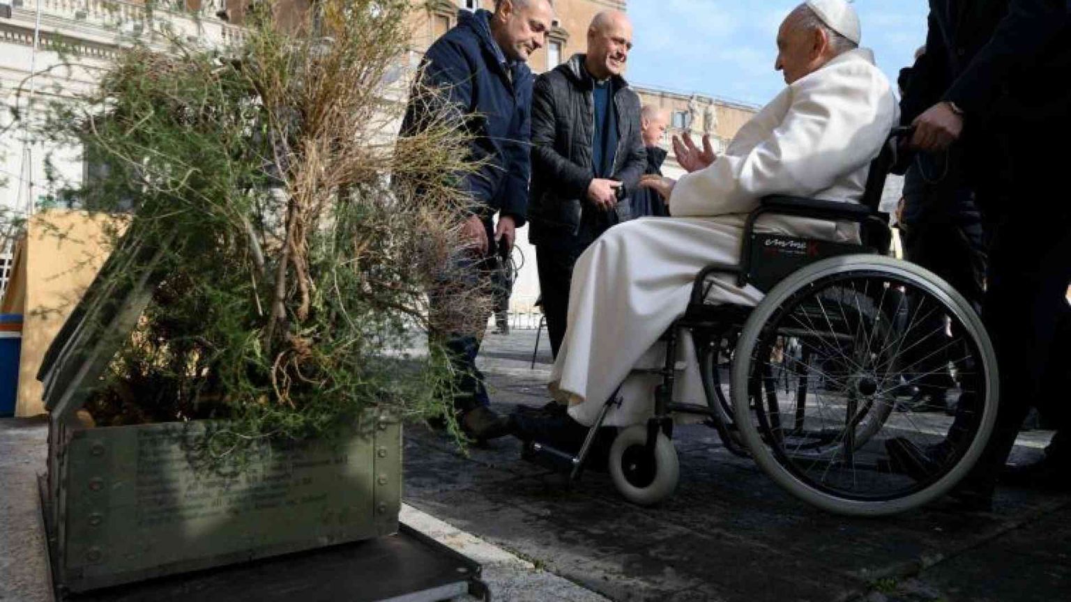 Donata al Papa la cassa di munizioni russe diventata fioriera. «Segno di pace»