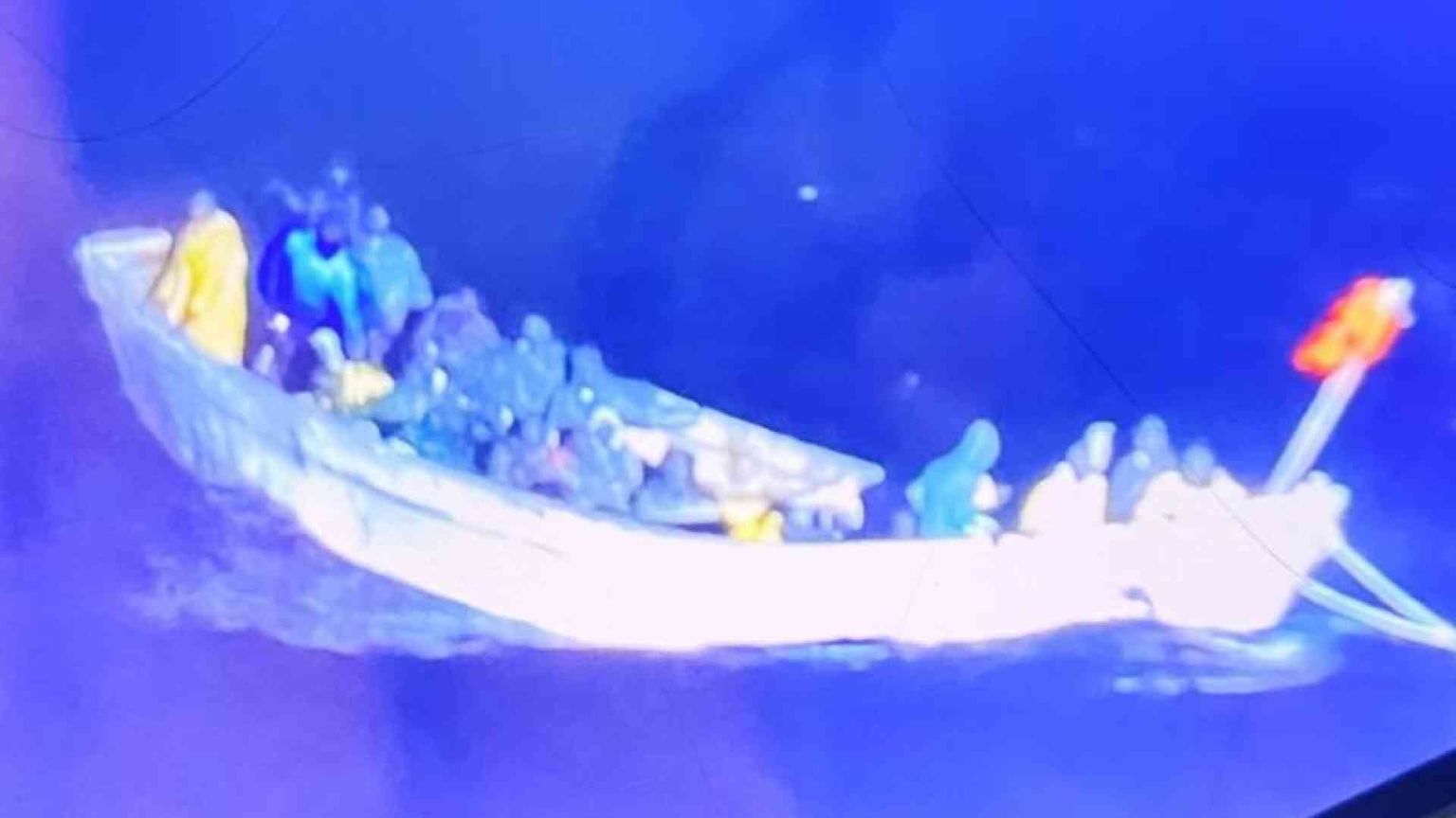 Naufragio in Marocco. E la nave da crociera si ferma per assistere un barcone