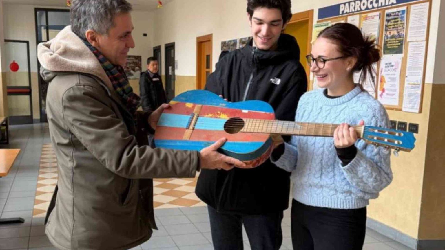 La chitarra più strana del mondo (e amata da Sting) percorrerà la Terra