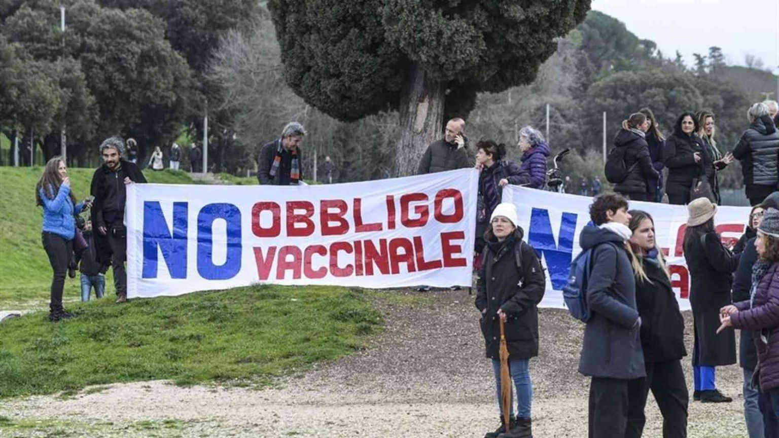 Le multe annullate ai no vax divide la maggioranza. Anche i medici contro
