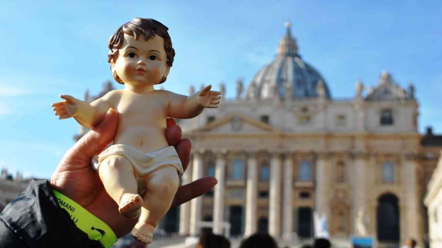 Il Papa benedice i Bambinelli del presepe