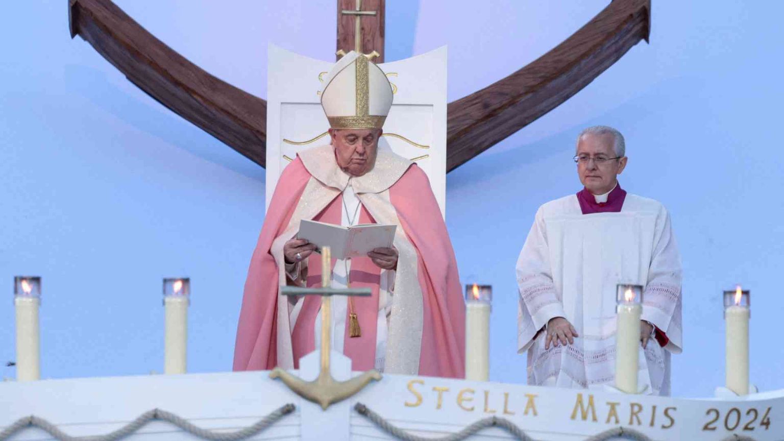 Invoca la pace in Ucraina, nel Mediterraneo e una sana lacità