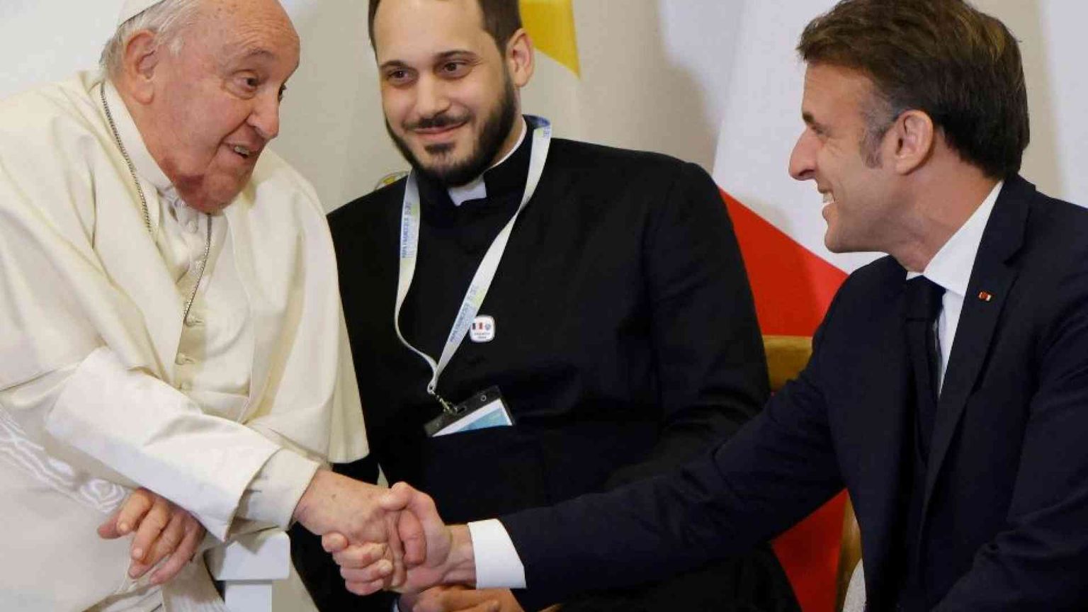 Papa Francesco: i bambini sono il futuro. Lungo colloquio con Macron