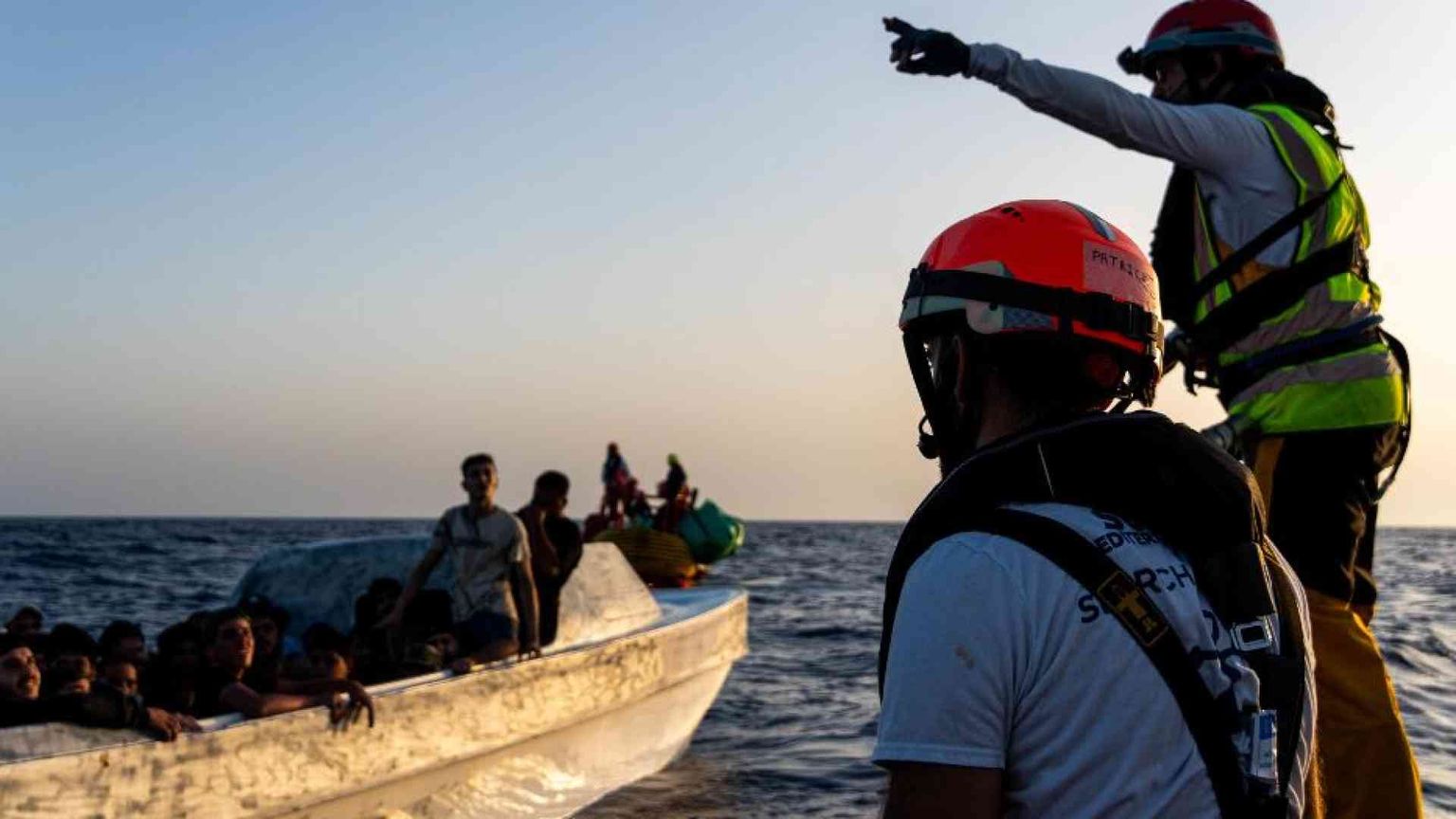 Guardia Costiera e Ong: cronaca di un abbraccio (oscurato) in alto mare