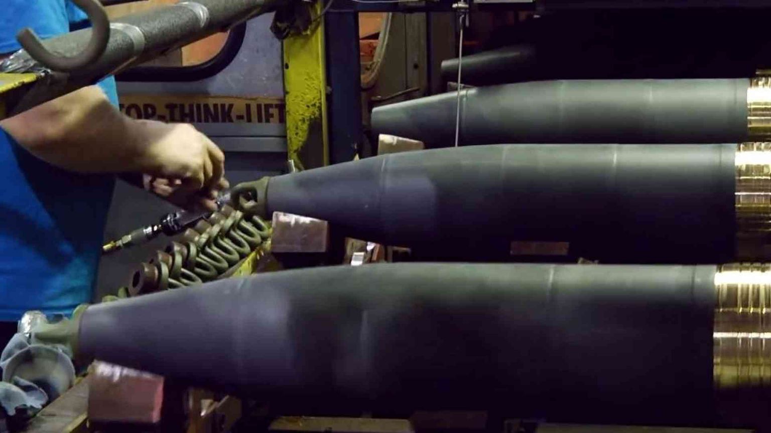 L'Italia manderà armi a Kiev per la decima volta. I pacifisti: «Uno sbaglio»