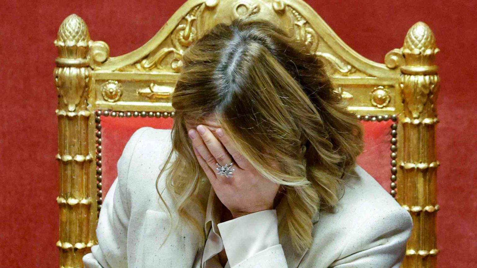 Meloni all'attacco: «Modello Albania contro i trafficanti di esseri umani»