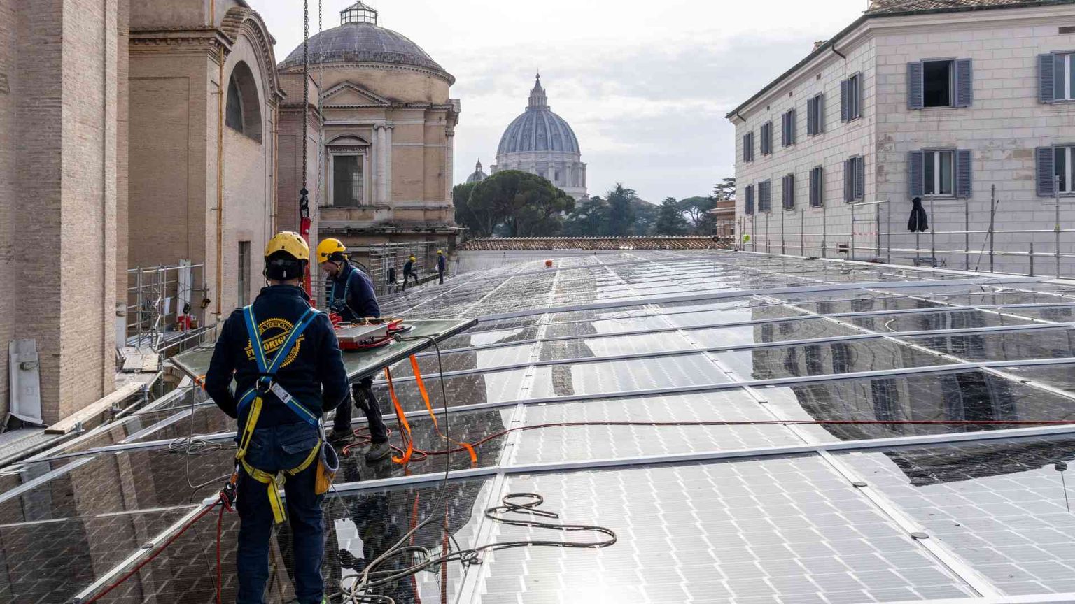 Transizione energetica in Vaticano, tra vetrate solari e colonnine di ricarica