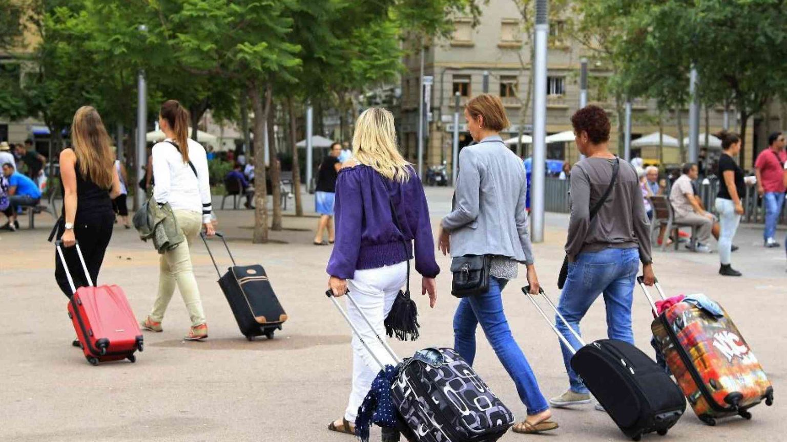 A Barcellona i fondi cacciano i residenti per affittare le case ai turisti
