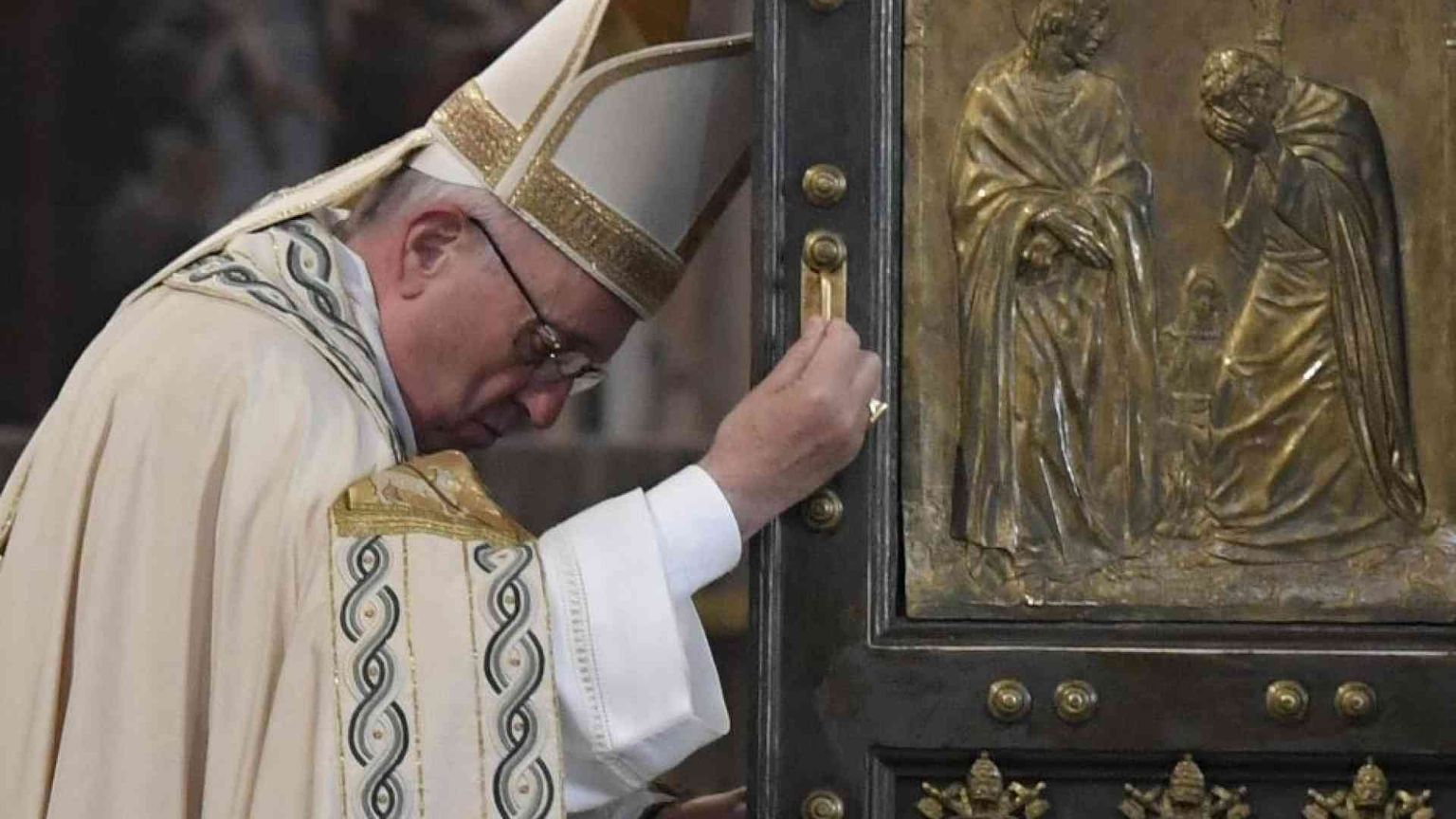 La Porta Santa, il Papa primo pellegrino: stasera si apre il Giubileo