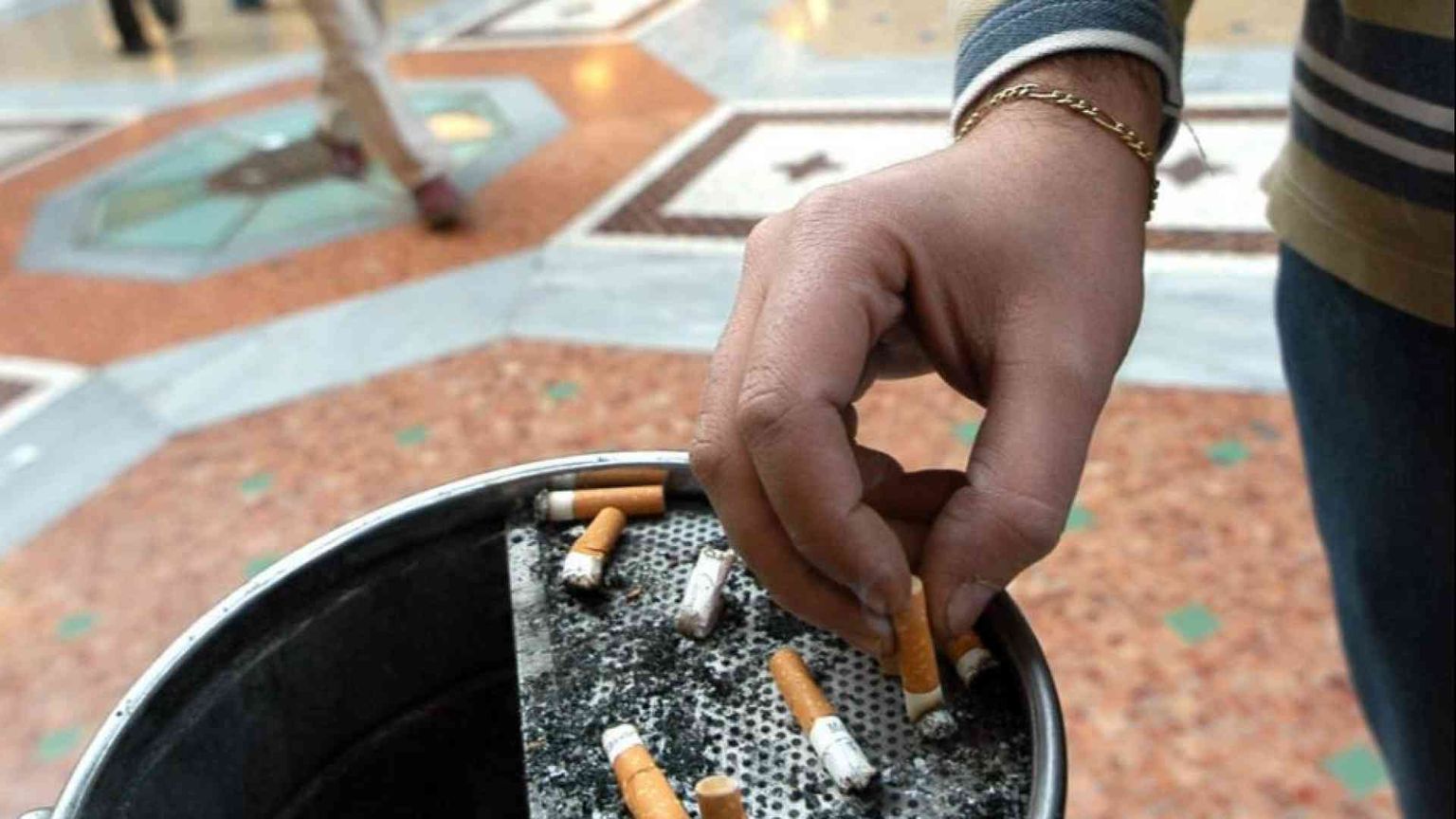 Divieto di fumo all'aperto a Milano: quando parte, cosa c'è da sapere