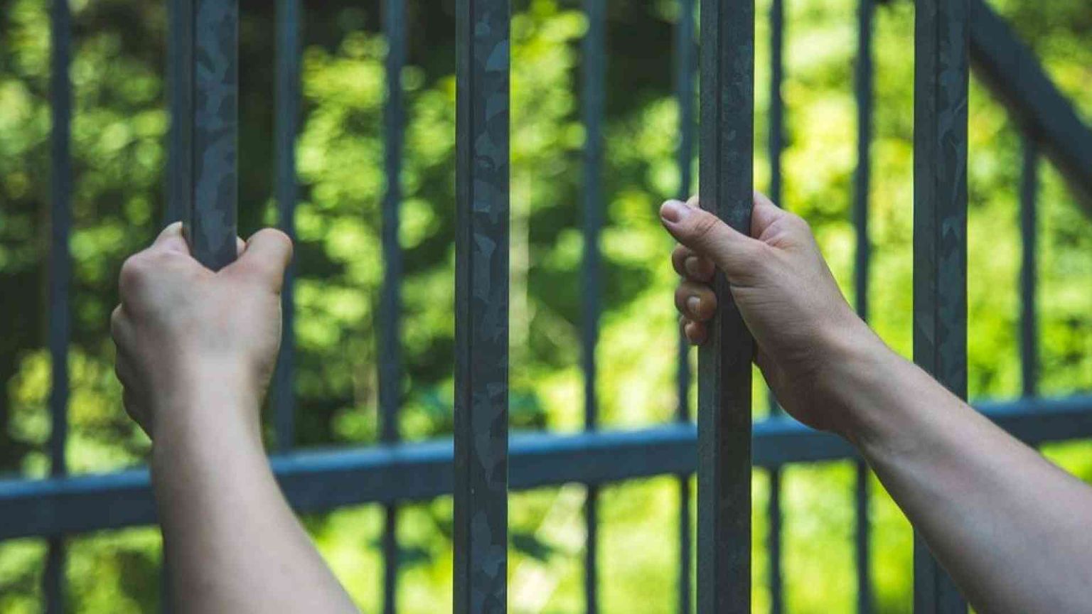 Voltarsi per guardare il fratello, un canto libero sale dal carcere