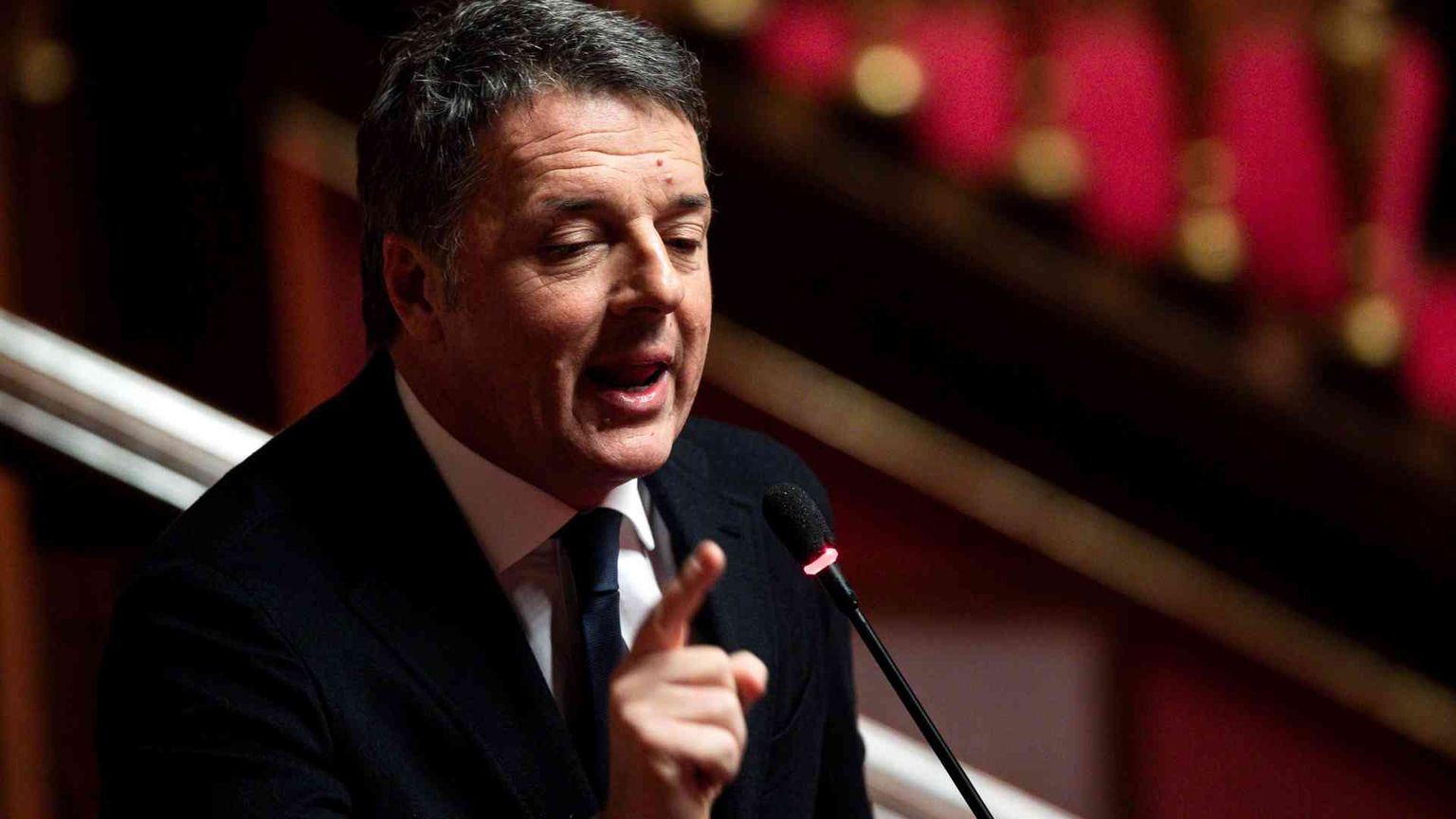 Via libera al Senato. Scontro in aula Renzi-La Russa